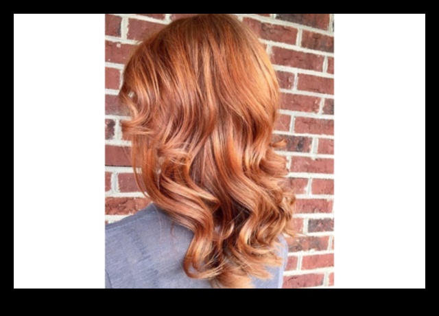 تجعيد الشعر النحاسي والأنماط الأنيقة: إتقان نسيج الشعر الأحمر والبني المحمر