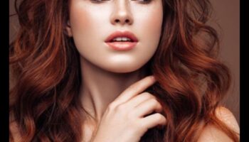 تجعيد الشعر النحاسي والأنماط الأنيقة: إتقان نسيج الشعر الأحمر والبني المحمر