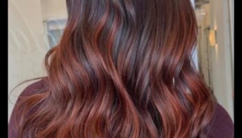 قوة النحاس: انغمس في تسريحات الشعر المغرية باللون البني المحمر