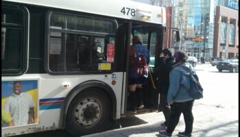 أحلام اليقظة أثناء ركوب الحافلة: تأملات في الحياة أثناء الرحلات الجماعية