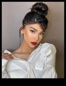 أناقة مزخرفة: تسريحات شعر سمراء لإضفاء لمسة من التألق